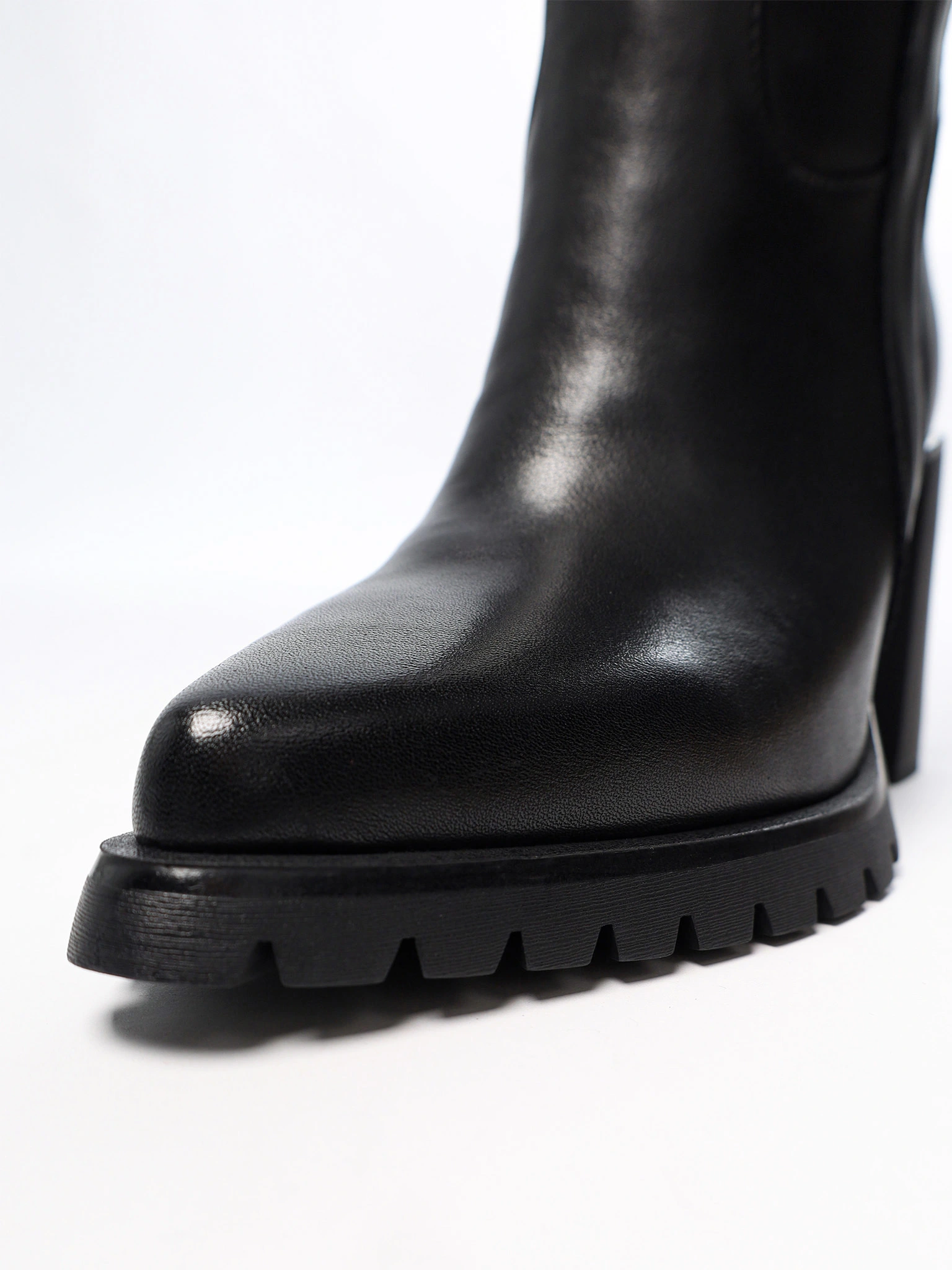 Сапоги черного цвета на высоком каблуке